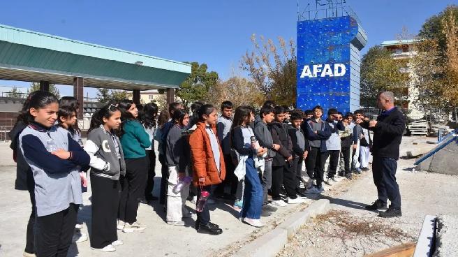 Van’da Ortaokul Öğrencilerine Afet Bilinci Eğitimi