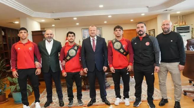 Dünya şampiyonu güreşçiler RTÜK’ü ziyaret etti