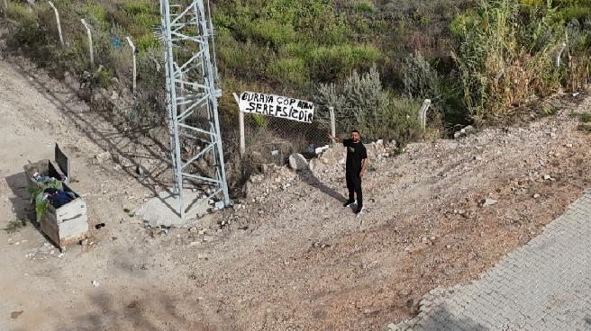 Hatay’da konutunun yakınına çöp atanlara tahlili “Buraya çöp atan şerefsizdir” yazısında buldu