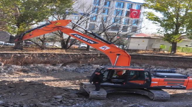 is-makinelerinin-uzerinde-ataya-saygi-durusu-CBuUBHpN.jpg
