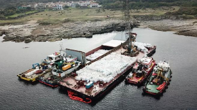 Kandıra’da Karaya Oturan Gemideki Alçı Tahliyesi Başladı