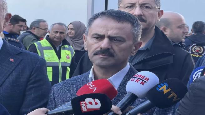 Kocaeli’de çöken apartmanın ve tahliye edilen binaların bulunduğu bölgede ekipler inceleme yapıyor