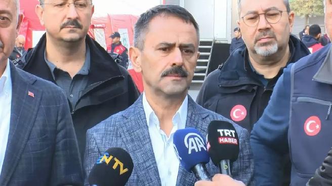 Kocaeli’de yıkılan binanın yakınındaki binalar tahliye edildi; ekipler inceleme başlattı (2)