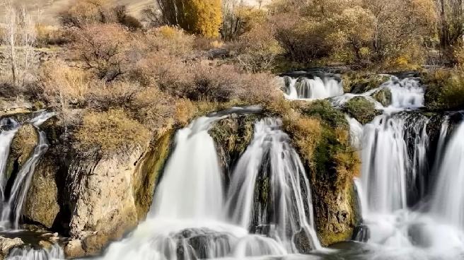 Muradiye Şelalesi Sonbaharda Büyüleyici Güzelliğiyle Ziyaretçilerini Ağırlıyor