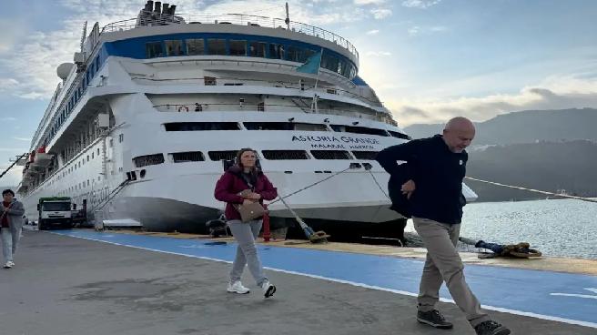 “Astoria Grande” kruvaziyeri, yılın son seferinde Rusya’dan 611 yolcusuyla Amasra’ya geldi