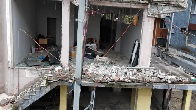 Avcılar’da tahliye edilen binanın balkonu çöktü