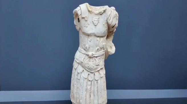 Bronz imparator heykeli, Demosthenes portresi ve Başmelek Mikail tasvirli mermer sütun yıllar sonra yuvaya döndü