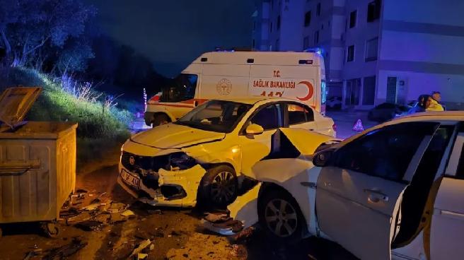 Bursa’da iki otomobilin kafa kafaya çarpıştığı kaza kamerada: 2 yaralı