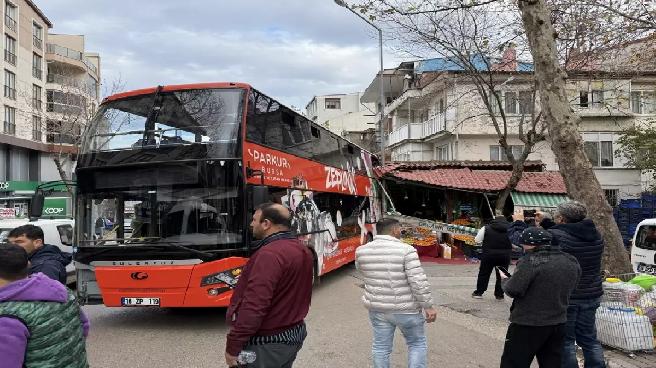 Bursa’da tur otobüsünün çarptığı otomobil ve manavda hasar oluştu