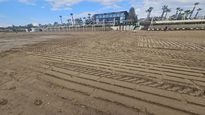 Caretta yuvası kumullar, iş makinesiyle ezildi