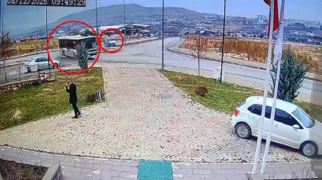 Elazığ’da Yangın Sonrası Belediye Otobüsüne Çarpan Sürücü Kameralara Yansıdı