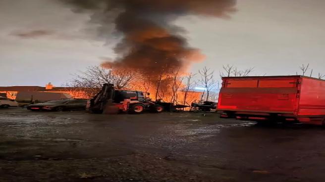 Gaziosmanpaşa’da otoparkta yangın: 14 araç zarar gördü