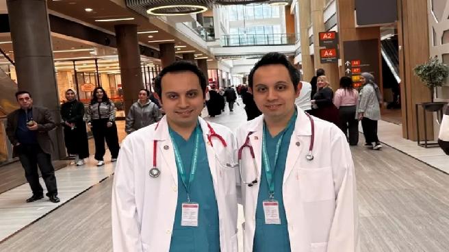 İkiz doktorların anne karnında başlayan yolculuğu mesai arkadaşlığına dönüştü