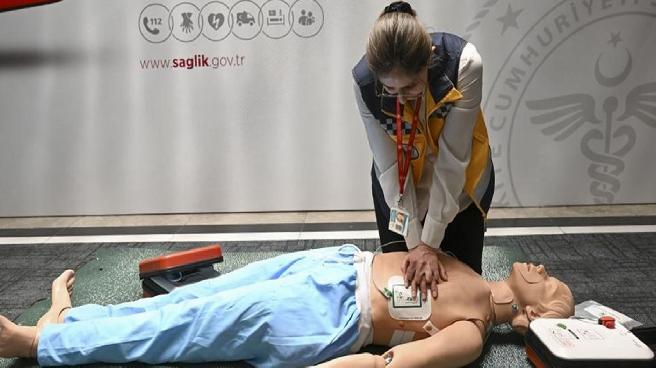 Kalabalık alanlara şok cihazı zorunluluğu: 10 bin kişi kalp şoklamayı öğrenecek