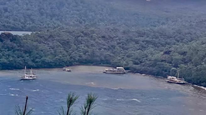 Marmaris’te fırtınada 3 gezi teknesi karaya oturdu
