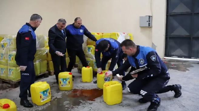 Mersin’de içine su karıştırılmış 3 bin 650 bidon ayçiçeği yağı ele geçirildi