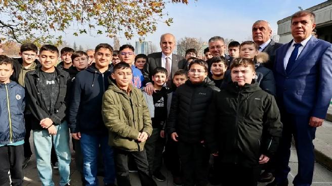 Milletvekili Çopuroğlu Meclis’te Kayseri’den gelen öğrencileri misafir etti