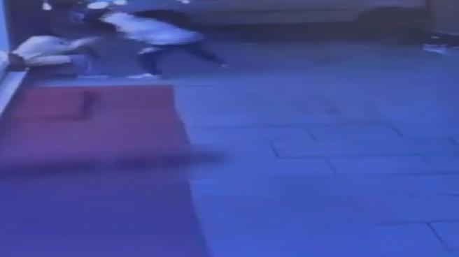 Sultangazi’de kapkaç girişimi kamerada; telefonu sahibinin elinden çalamayan şüpheli kaçtı
