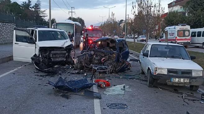 Yola çıkan kedi, kazaya neden oldu: 2 ölü, 3 yaralı