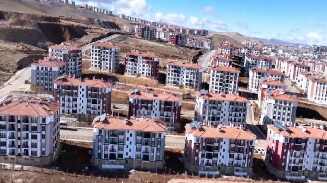 Zelzele bölgesindeki en küçük hak sahibi: 3 yaşındaki bebek meskenine taşındı